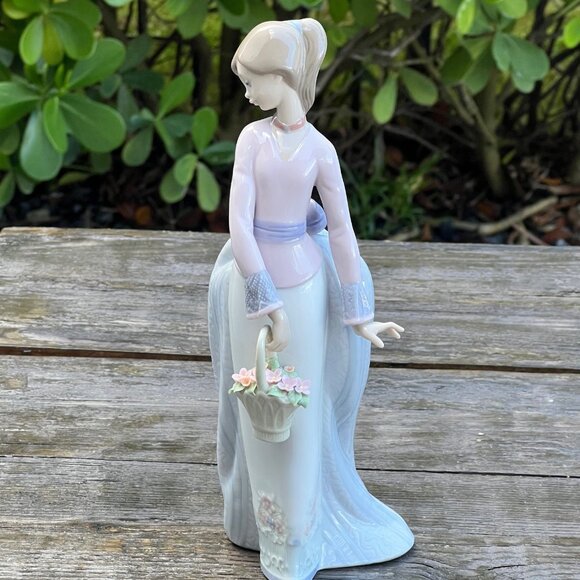 RETIRED LLADRO 7622 BASKET OF LOVE GIRL & FLOWERS FIGURINE with Original BOX - Picture 2 of 13